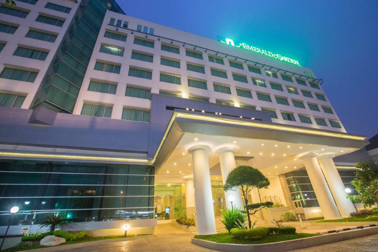 Emerald Garden International Hotel Medan Exterior foto